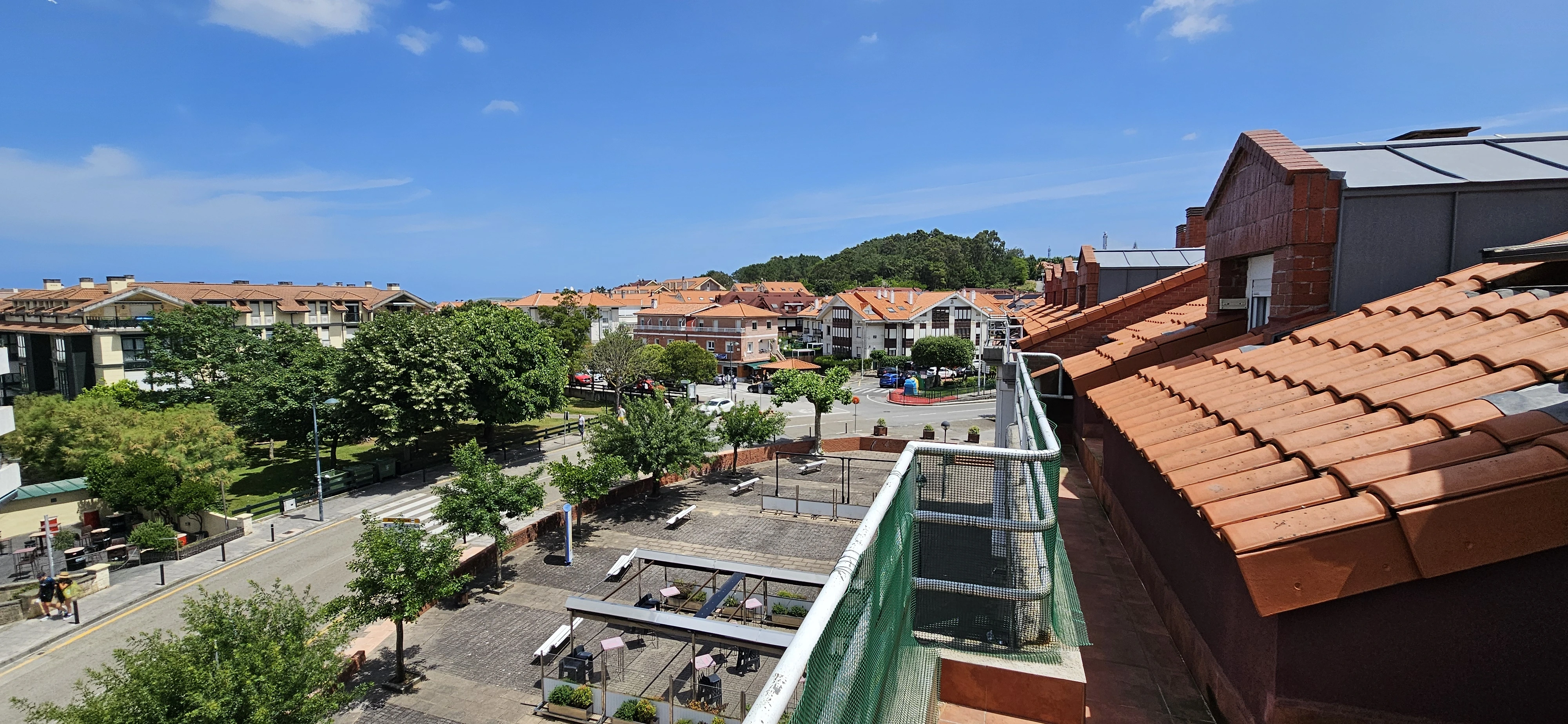 Terraza vistas pueblo y monte